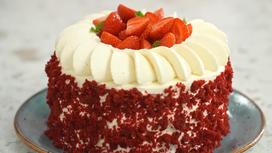 Торт «Красный бархат» с декором из крема и ягод клубники