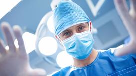 Хирург в медицинской маске