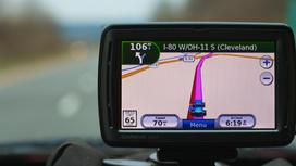 GPS-навигатор показывает местонахождение автомобиля