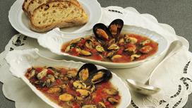 Суп с морепродуктами в тарелке