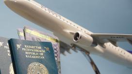 Паспорта и деньги на фоне модели самолета