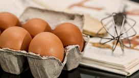 Яйца лежат на столе