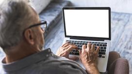 Пожилой человек получает пенсионные услуги онлайн