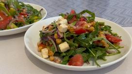 На сервировочной тарелке салат с нутом и овощами
