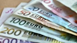 Купюры евро лежат на столе