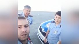 Иностранец с казахстанскими полицейскими