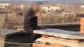 Мужчина пытался спрыгнуть с крыши в Усть-Каменогорске