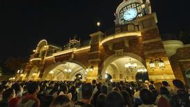 Посетители шанхайского Disneyland 31 октября