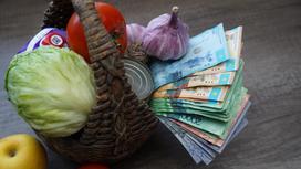 Продукты питания вместе с деньгами лежат в корзине Продукты питания вместе с деньгами лежат в корзине