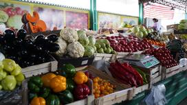 Прилавок с овощами на рынке
