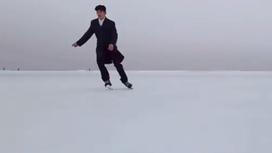 Мужчина катается на коньках