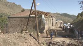Разрушенный дом на границе Азербайджана и Армении
