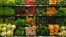 Полки с овощами в супермаркете