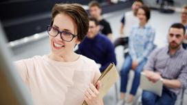Преподаватель читает лекцию студентам