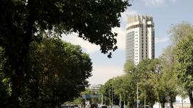 Вид на гостиницу "Казахстан" в городе Алматы