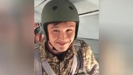 Военнослужащий прыгнул с парашютом и жестко приземлился в Актау
