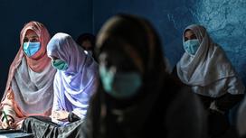 Афганские девушки на занятии