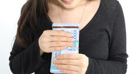 Девушка держит деньги