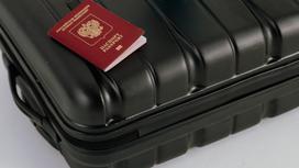 Российский паспорт лежит на чемодане