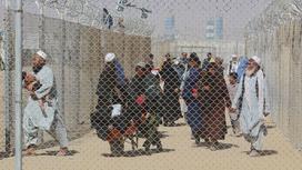 Афганцы у приграничного пункта Пакистана
