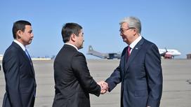 Президентті Маңғыстау облысының әкімі әуежайда қарсы алуда