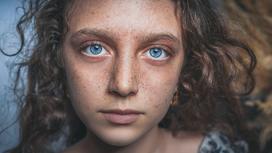 Девушка с голубыми глазами