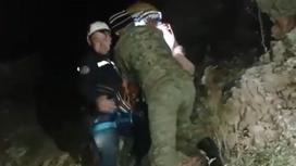 Спасатели спускаются с гор с травмированным туристом
