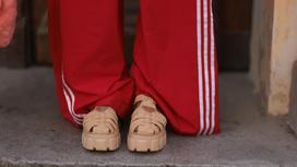 Ноги девушки в красных штанах с белыми полосками