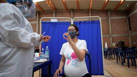 Беременную женщину готовят в получению вакцины