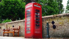Английская телефонная будка на улице