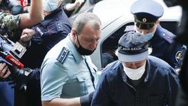 Михаил Ефремов в сопровождении охраны заходит в здание суда