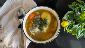 Шурпа, сервированная в суповой тарелке