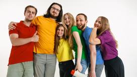 Люди в разноцветных футболках