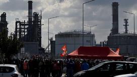 Бастующие люди перед нефтеперерабатывающим заводом во Франции