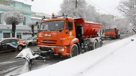 дорожные службы убирают снег в Алматы