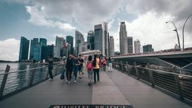 Люди идут на мосту в Сингапуре