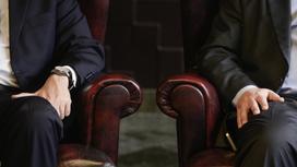 Два мужчины в деловых костюмах