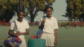 Две девочки со спортивными сумками