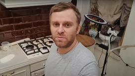 Самвел Адамян снимает видео на кухне