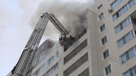 Дым валит из окна квартиры в многоэтажке