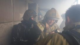 Пожарные тушат пожар в квартире