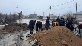Рабочие устраняют последствия потопов в Туркестанской области