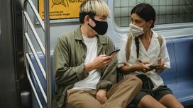 Парень и девушка в метро