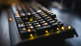 Игровая клавиатура с желтой подсветкой