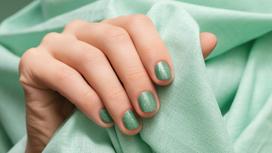 Короткие ногти, накрашенные красивым пастельным зеленым лаком