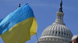 Украинский флаг на фоне здания Сената США
