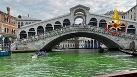 Гранд-канал Венеции с зеленой водой