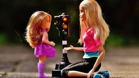 Куклы Барби у светофора