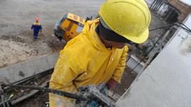 Рабочие проводят ремонт автотрассы