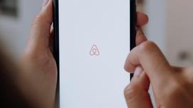 Приложение на смартфоне airbnb
